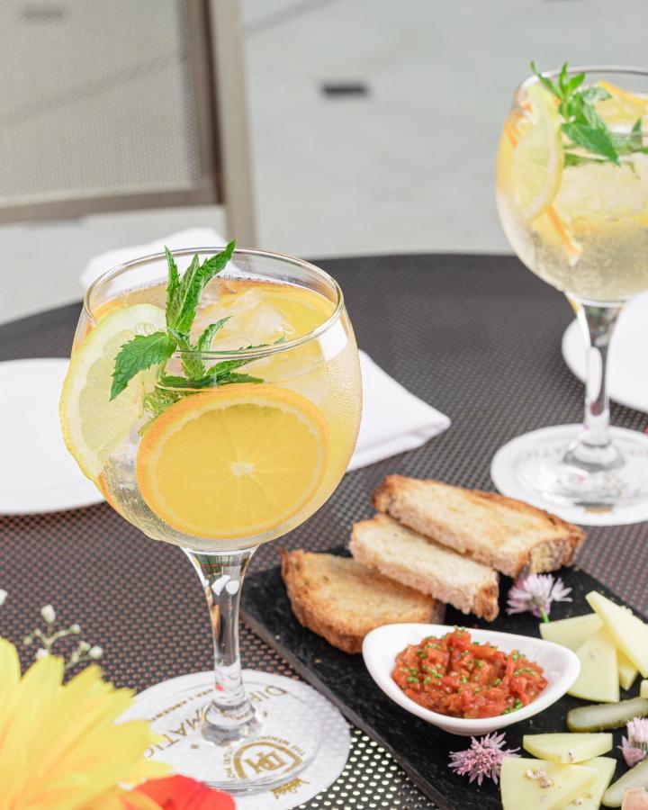 DiplomaticHotel Mendoza Esterno foto A glass of French 75