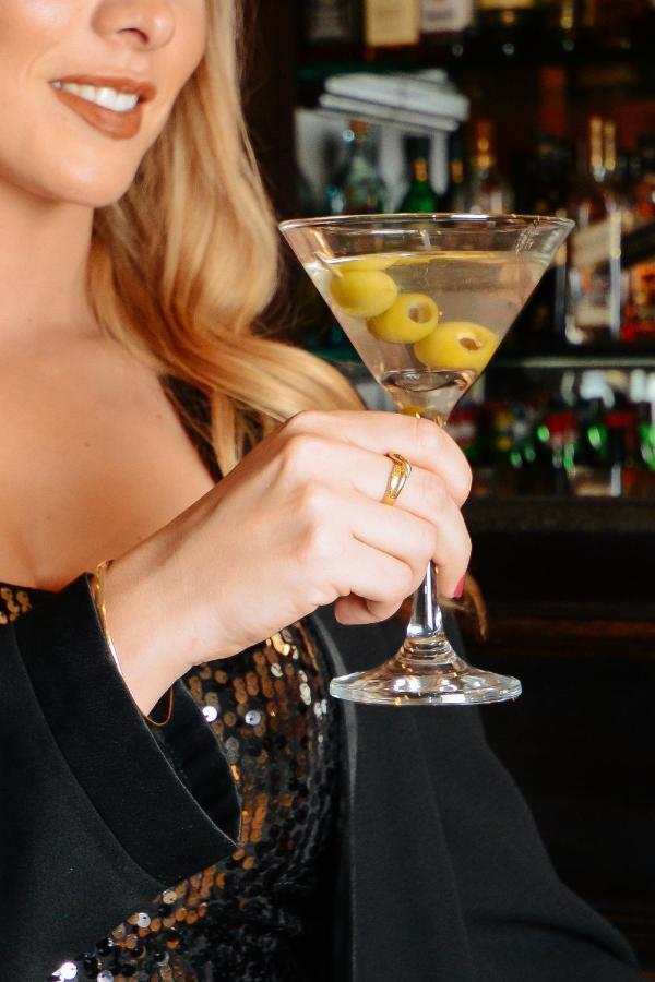 DiplomaticHotel Mendoza Esterno foto A woman holding a martini