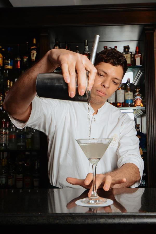 DiplomaticHotel Mendoza Esterno foto A bartender at work