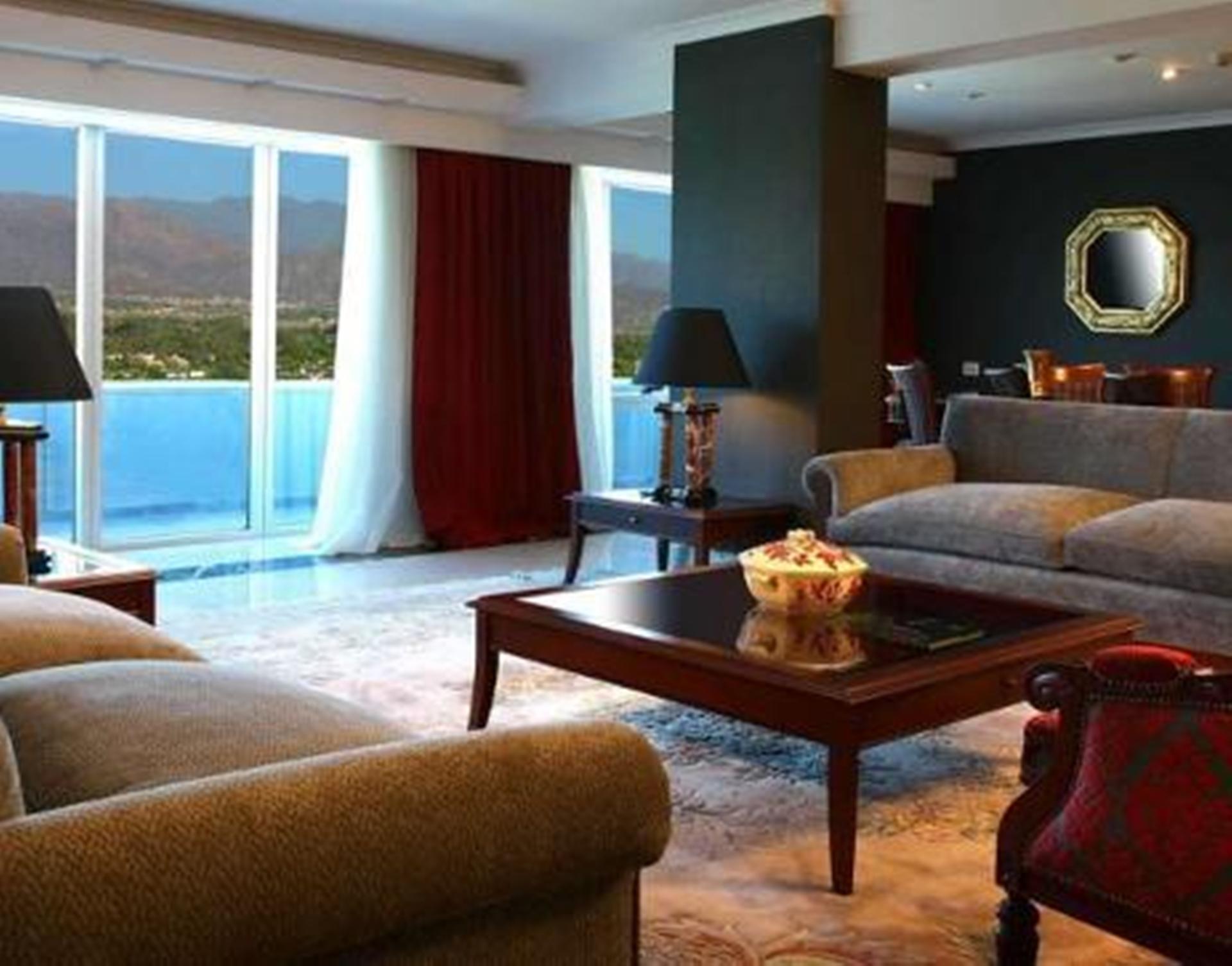 DiplomaticHotel Mendoza Esterno foto A living room in a suite at the Grand Hotel